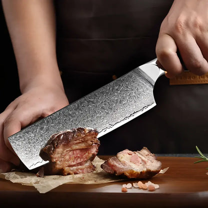 Le Nakiri Brume de Matsu tranchant une pièce de viande cuite illustrant sa précision de coupe.