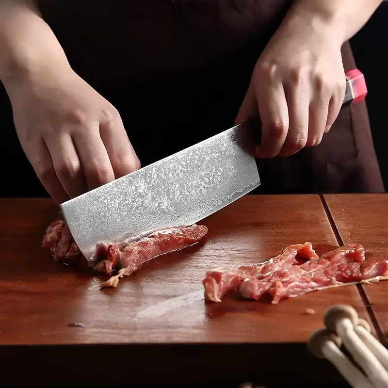 Le Nakiri Fleur du Katana utilisé pour trancher de la viande avec précision sur planche de bois foncé.