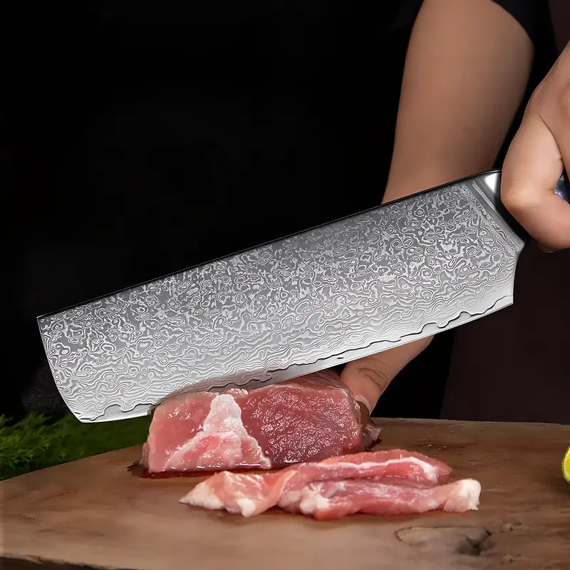 Le Nakiri Lame Céleste tranchant de la viande crue avec précision sur planche de bois sombre.