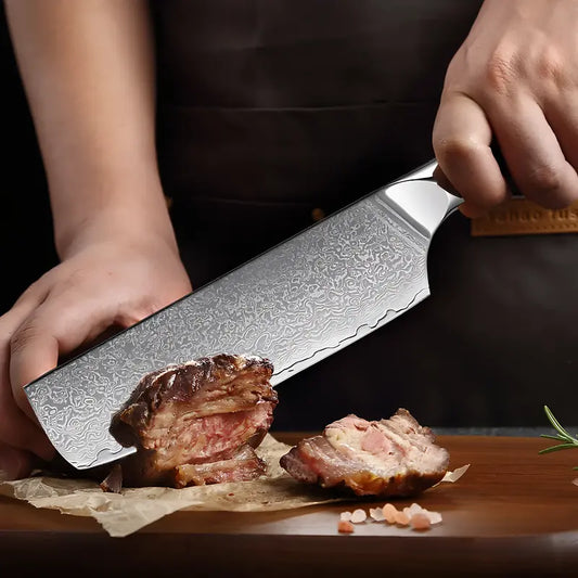Le Nakiri Lame Céleste utilisé pour trancher de la viande illustrant sa précision et sa lame damassée.