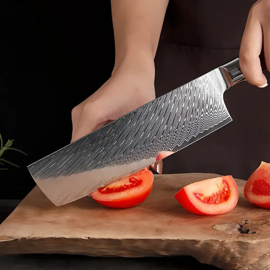 Le Nakiri Flamme de Kyoto en pleine découpe nette de tomates illustrant la précision de sa lame damassée.