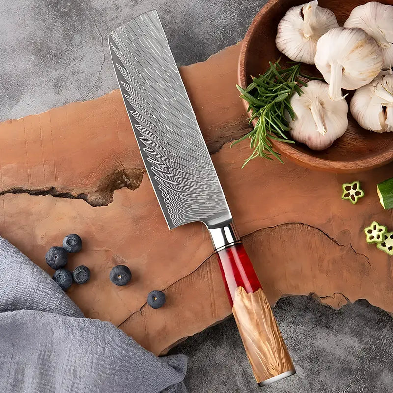 Le Nakiri Flamme de Kyoto mis en scène avec ail baies et herbes soulignant son usage polyvalent en cuisine fine.