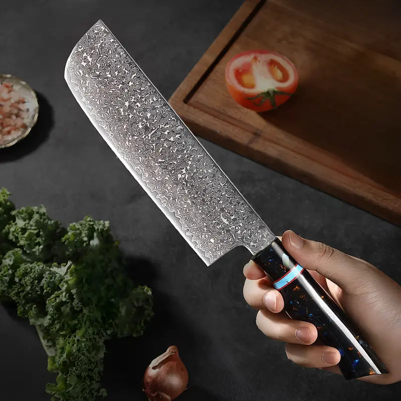 Nakiri Murmure de Botan tenu en main prêt à émincer des légumes sur une planche de bois.