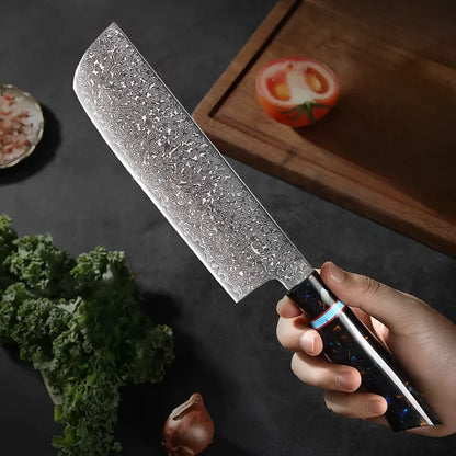 Nakiri Murmure de Botan tenu en main prêt à émincer des légumes sur une planche de bois.
