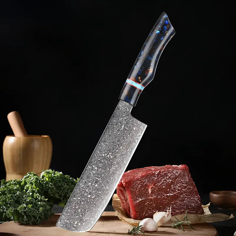 Couteau Nakiri Murmure de Botan positionné debout lame damassée et viande crue en arrière plan.