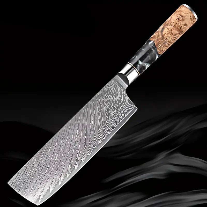 Couteau Nakiri Essence de Tsubaki mis en valeur sur fond noir soulignant la texture damassée de la lame.