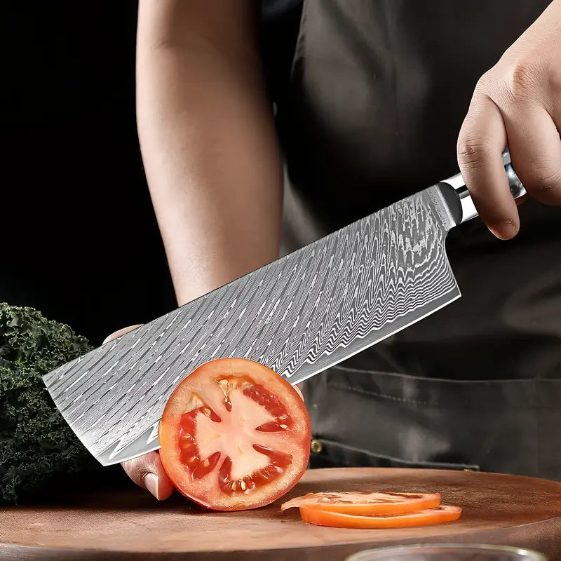 Le Nakiri Essence de Tsubaki en pleine découpe de tomate illustrant sa précision et son tranchant net.