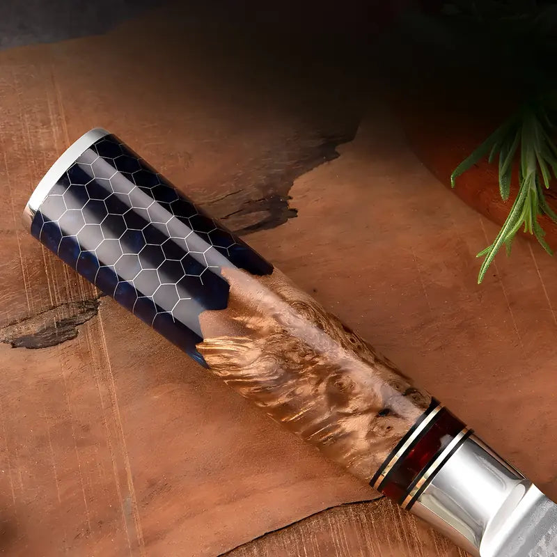 Gros plan sur le manche du Nakiri Vent de Kaede mêlant bois ondé et résine noire en nid d’abeille.