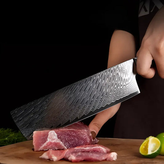Le Nakiri Vent de Kaede en pleine action tranchant de la viande avec précision sur une planche en bois.