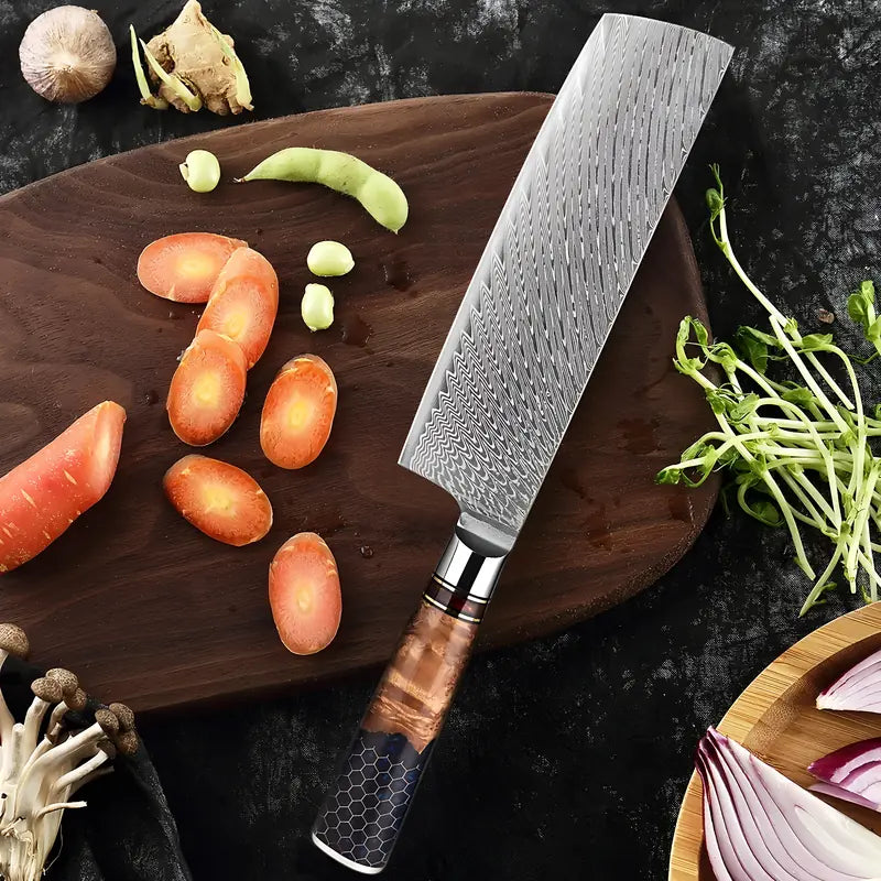 Couteau Nakiri Vent de Kaede présenté sur planche ronde avec légumes découpés et herbes fraîches.