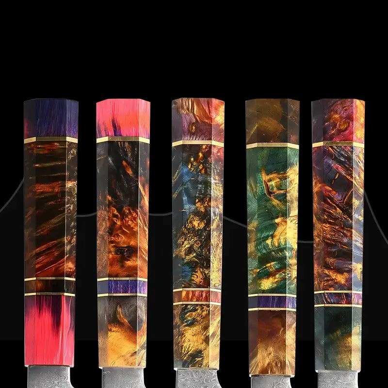 Alignement de couteaux d’office de la collection Fleur du Katana, montrant la diversité des manches en bois stabilisé.