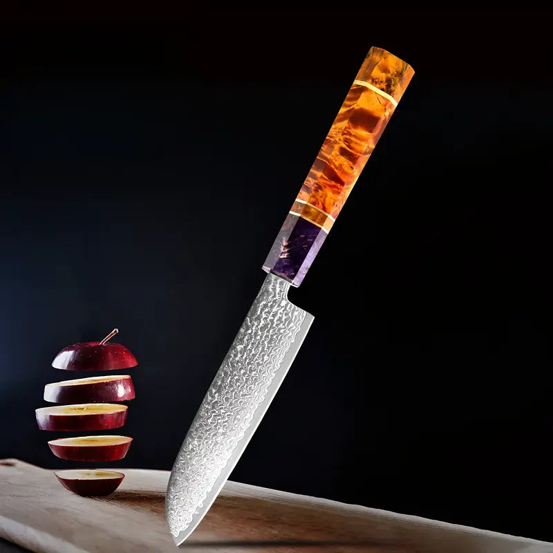 Fleur du Katana, couteau d’office stylisé sur fond sombre, soulignant la beauté contrastée de son manche et de sa lame damassée.