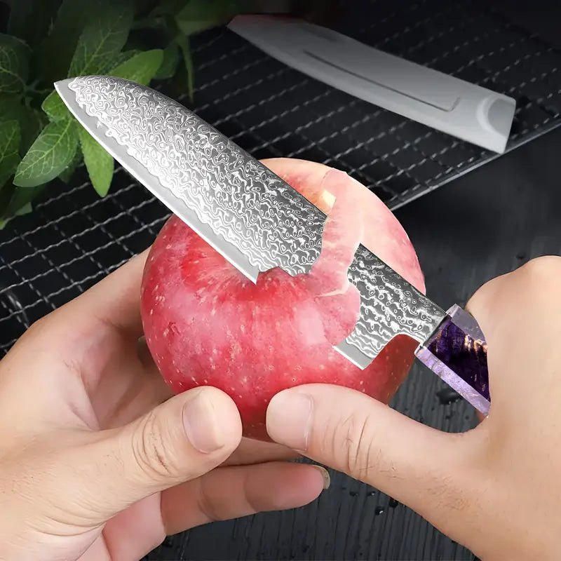 Le couteau d’office Fleur du Katana utilisé pour éplucher une pomme, illustrant sa maniabilité et sa précision.