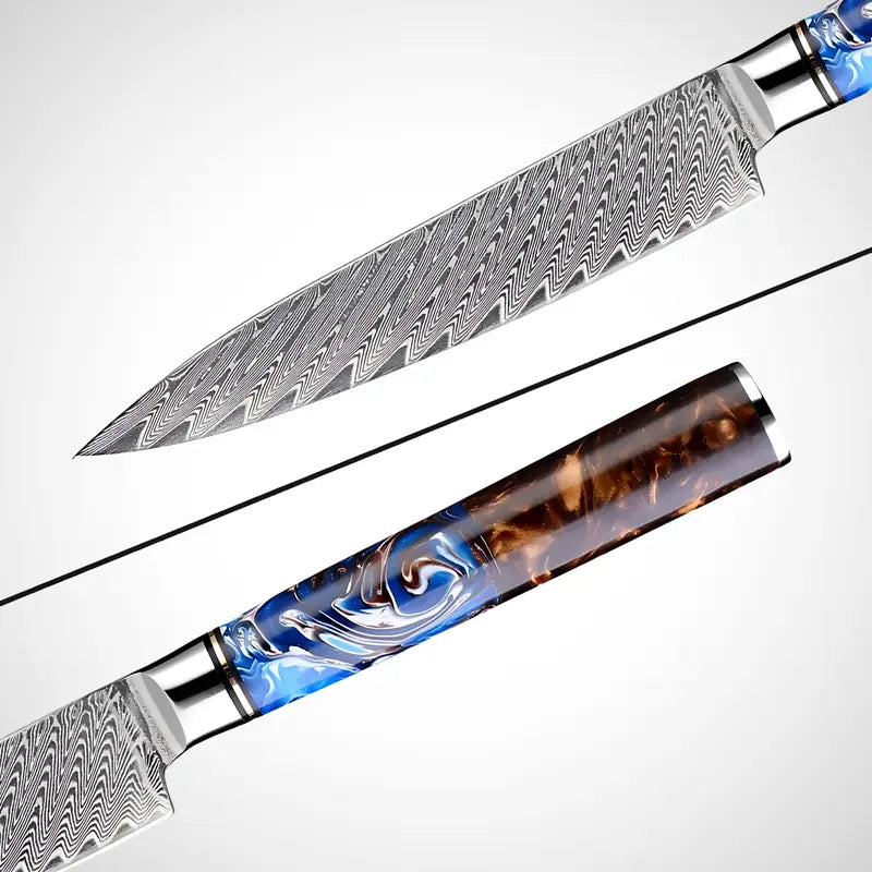 Vue du couteau d’office Océan de Yami, avec détails sur la lame damassée et le manche effet océan.