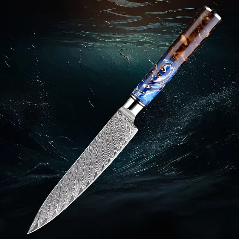 Océan de Yami mis en scène sur fond bleu foncé, illustrant son esthétique fluide et la finesse de sa lame.