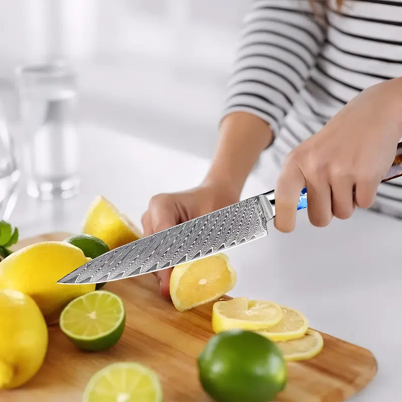 Couteau d’office Océan de Yami utilisé pour couper citrons et citrons verts dans une cuisine lumineuse.