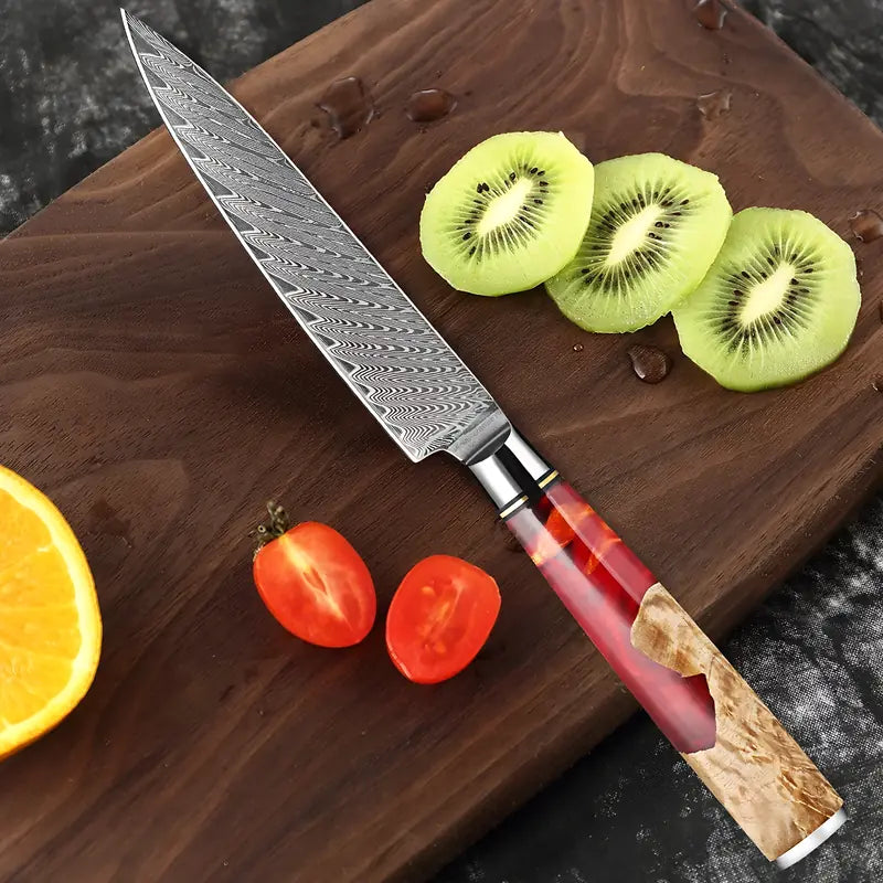 Petty Flamme de Kyoto sur une planche de bois entouré de fruits frais prêts à être découpés.