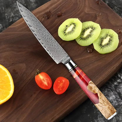 Petty Flamme de Kyoto sur une planche de bois entouré de fruits frais prêts à être découpés.