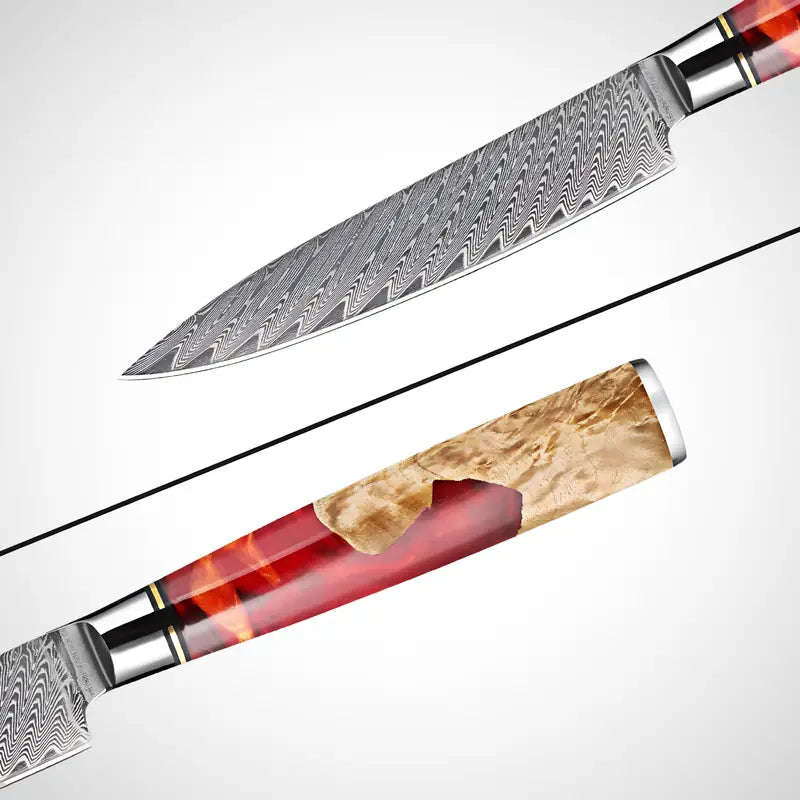 Couteau Petty Flamme de Kyoto affiché en deux parties sur fond blanc détail de la lame damas et du manche rouge et bois.