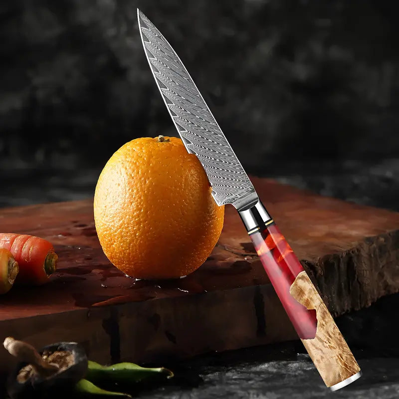 Le Petty Flamme de Kyoto mis en scène sur fond sombre à côté d’une orange entière ambiance élégante.