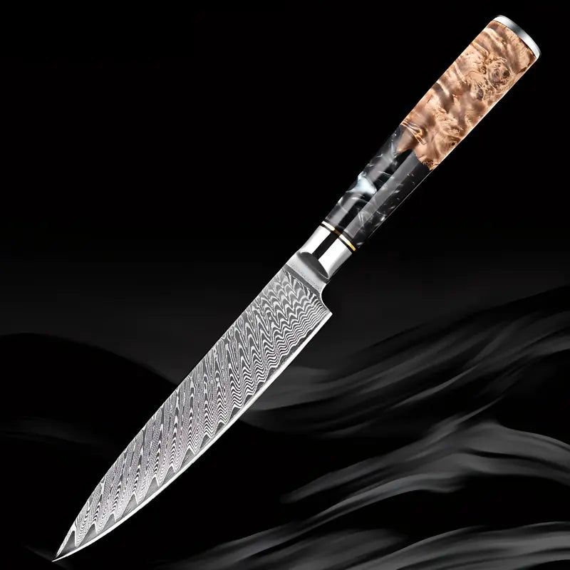 Couteau d’office Lame du Bushido mis en scène sur fond noir ondulé, soulignant sa lame damassée élégante.