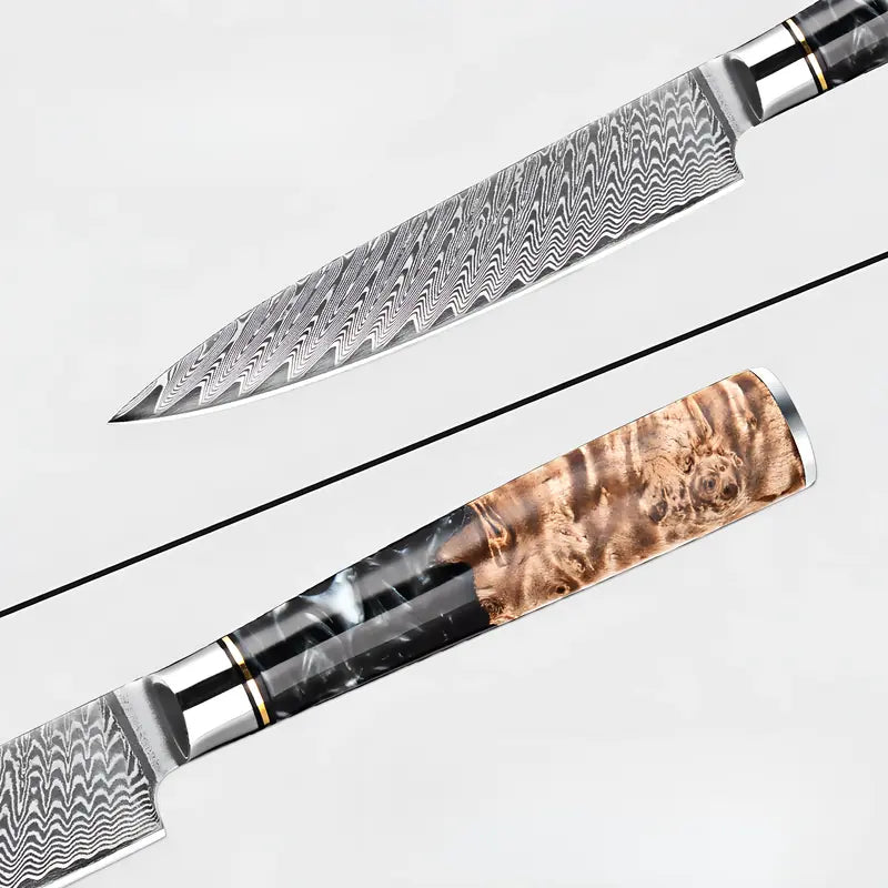 Vue séparée de la lame damassée 67 couches et du manche bois/résine du couteau d’office Lame du Bushido sur fond clair.