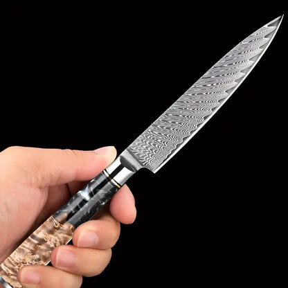 Lame du Bushido tenue en main, petit couteau d’office idéal pour les découpes fines et maîtrisées.