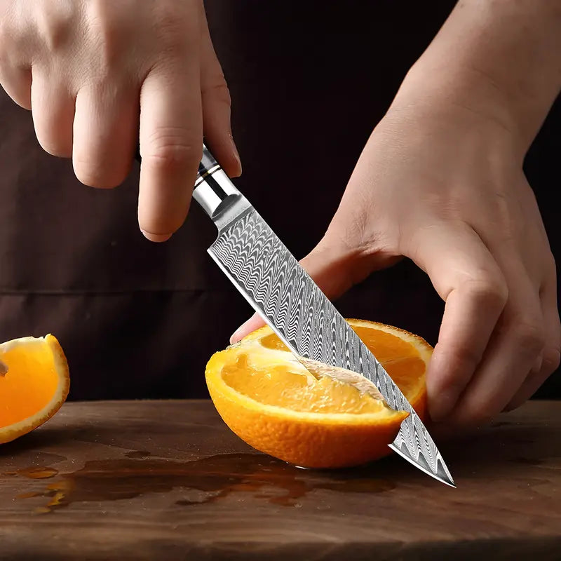 Le couteau d’office Lame du Bushido tranchant une orange avec précision, illustrant son tranchant impeccable.