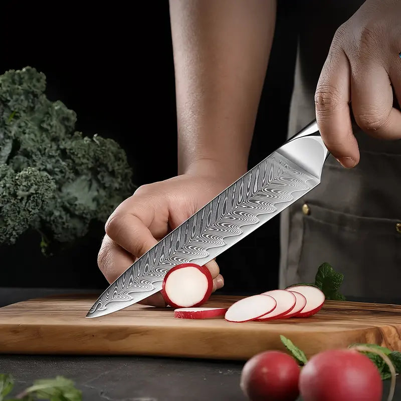 Le couteau d’office Lame Céleste en pleine découpe de radis sur planche, illustrant son tranchant précis.