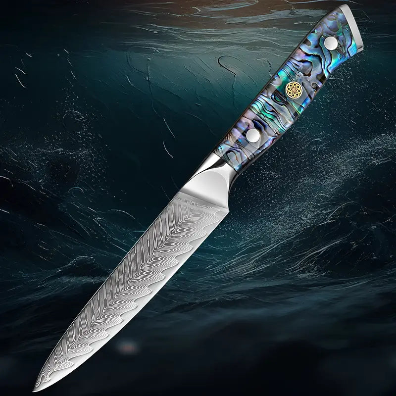 Couteau d’office Lame Céleste mis en valeur sur fond aquatique sombre, soulignant l’inspiration céleste et marine de son design.