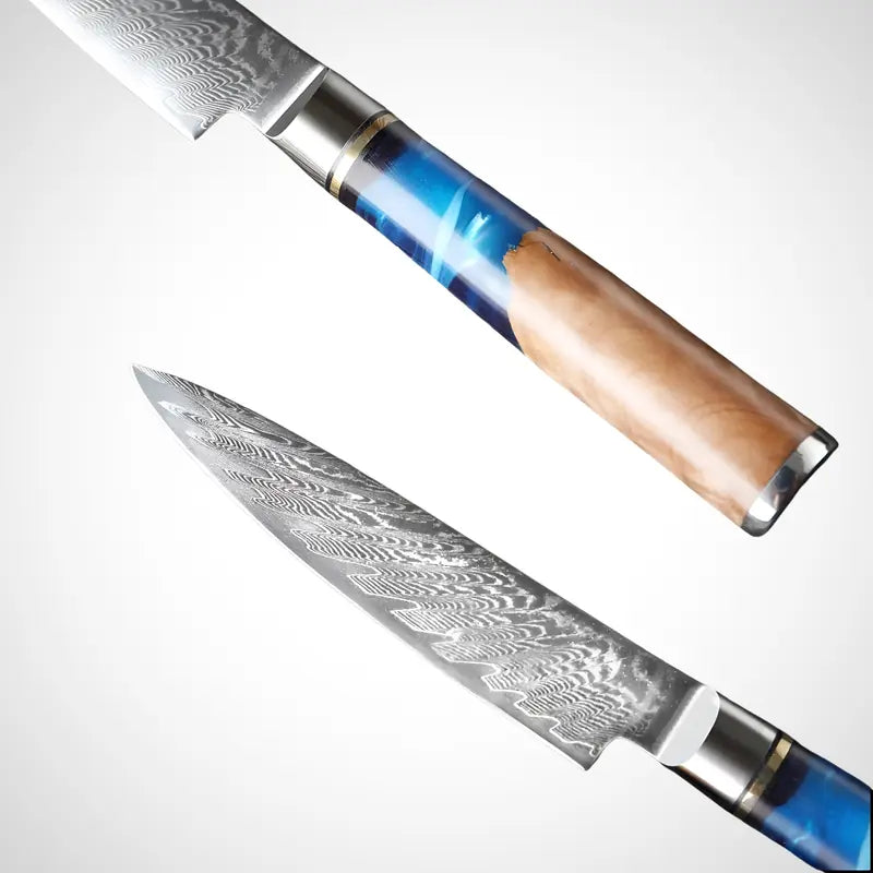 Couteau d’office Ciel de Nara présenté en vue éclatée sur fond clair, détails du motif damassé et du manche en bois-résine.