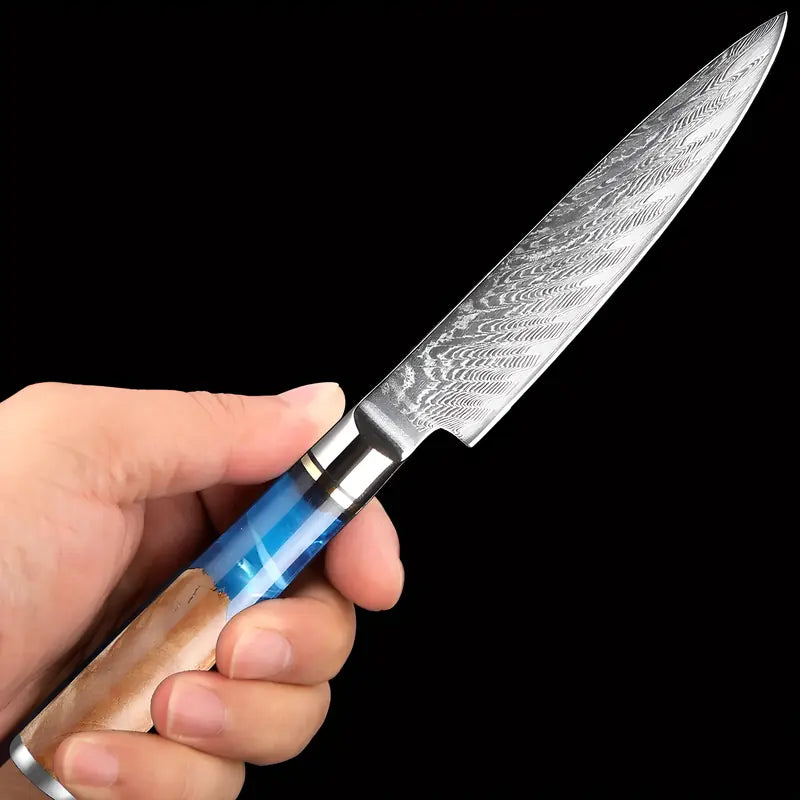 Ciel de Nara tenu en main, petit couteau d’office avec lame fine damassée et manche élégant.