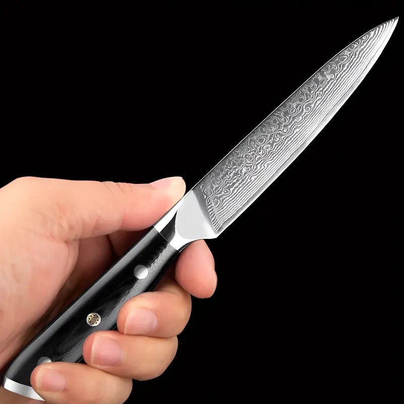 Petty Lame du Gardien tenu fermement en main montrant la précision du geste et l’ergonomie du manche.