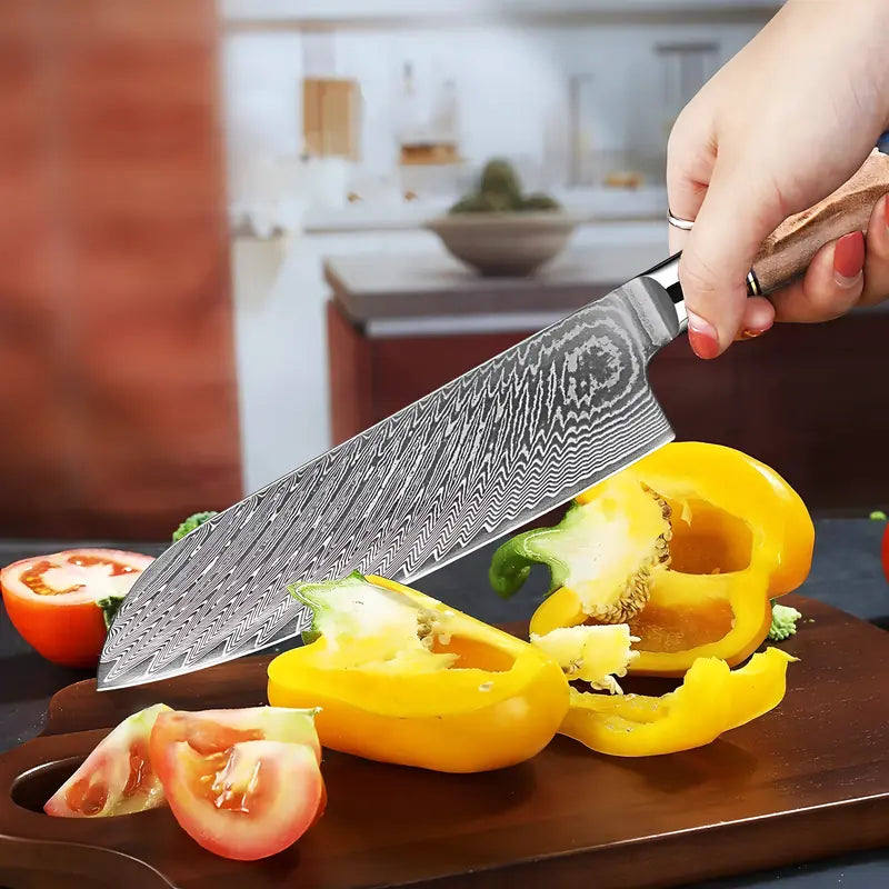 Couteau Santoku en acier damassé 67 couches utilisé pour trancher un poivron jaune en cuisine.