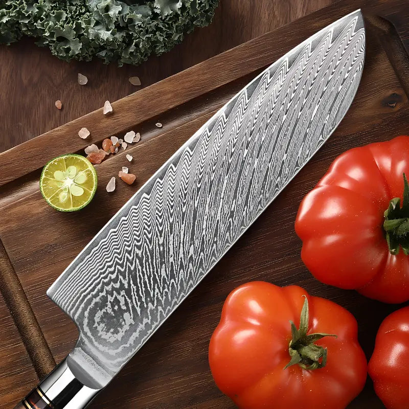 Couteau Santoku en acier damas 67 couches présenté avec des tomates et herbes fraîches sur planche en bois.