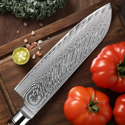 Couteau Santoku en acier damas 67 couches présenté avec des tomates et herbes fraîches sur planche en bois.
