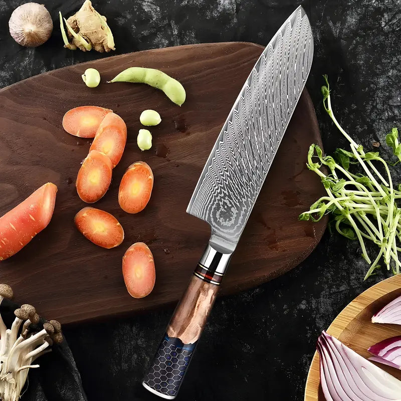 Couteau Santoku 67 couches posé à côté de légumes variés, sur une planche arrrondie en bois foncé.