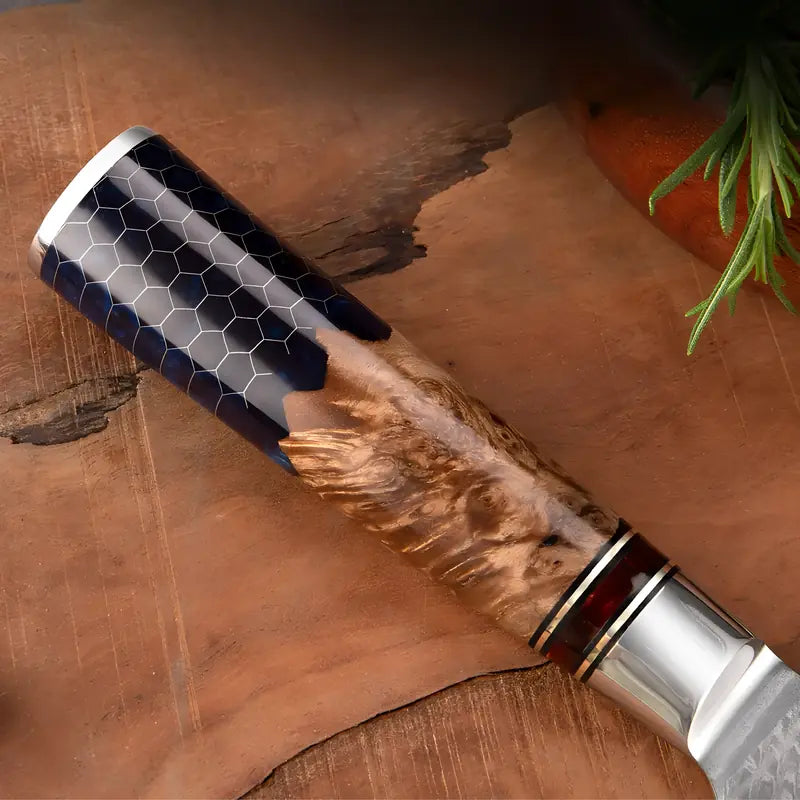 Zoom sur le manche texturé en bois stabilisé et résine noir du couteau Santoku en acier damassé.