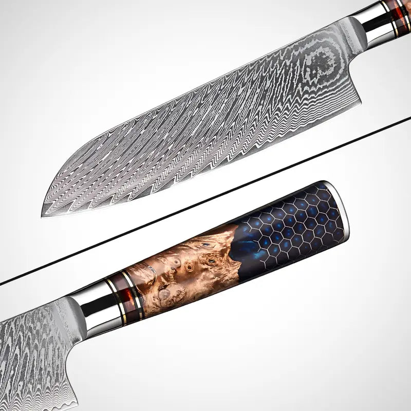 Couteau Santoku en acier damas 67 couches présenté en vue éclatée avec manche bois résine sur fond blanc.