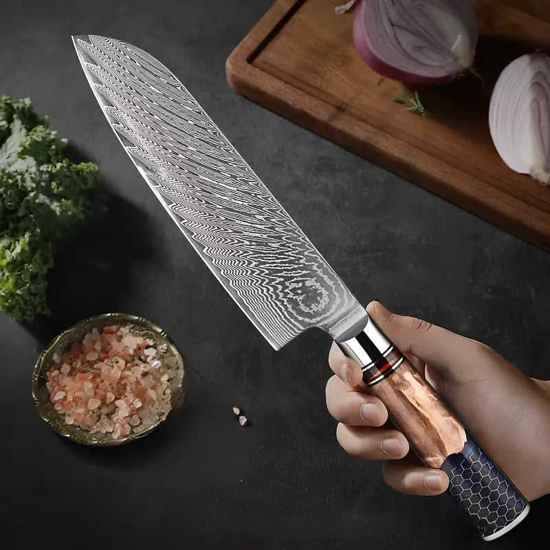 Couteau Santoku damassé 67 couches tenu en main prêt à couper des ingrédients frais sur une planche.
