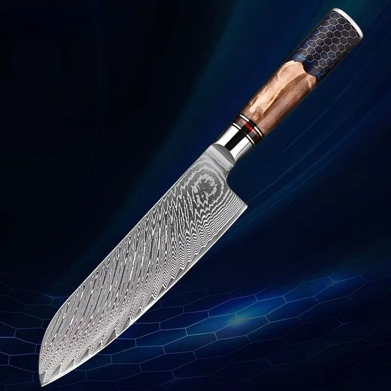Couteau Santoku haut de gamme en acier damas 67 couches mis en valeur sur fond sombre et lumineux.