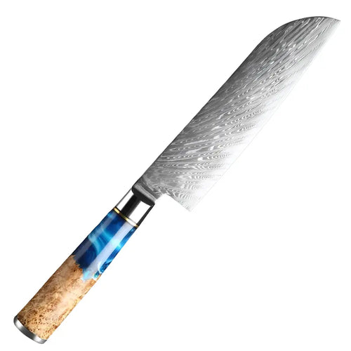 Couteau Santoku en acier damas 67 couches avec manche en bois stabilisé et résine bleue sur fond neutre.