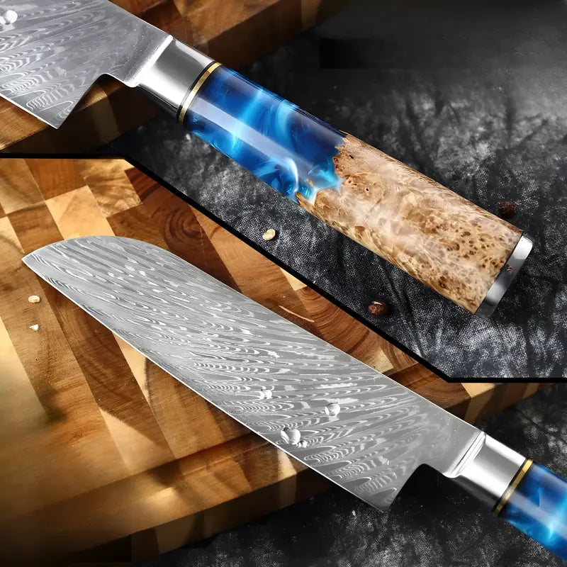 Couteau Santoku en acier damassé avec détails visibles de la lame et du manche en bois stabilisé bleu.