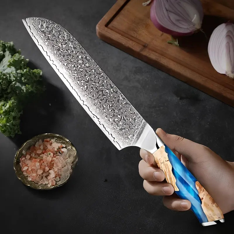 Santoku japonais dans une main, lame damassée en finition Rainbow.
