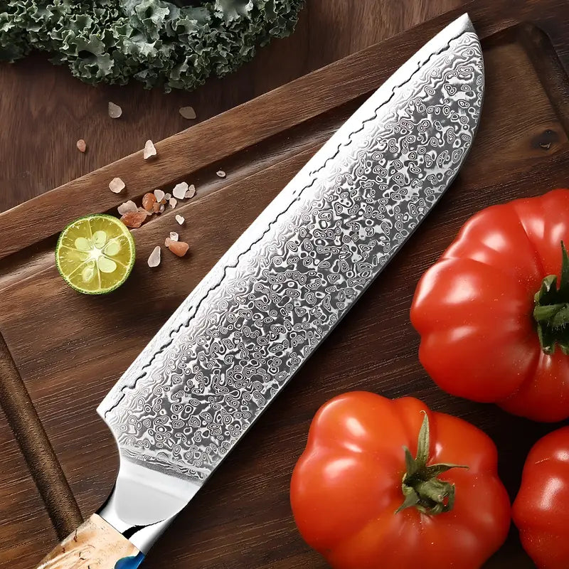 Présentation du couteau Santoku sur une planche à découper en bois, avec tomates et herbes, mise en scène gourmande.