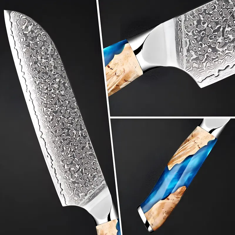 Zoom sur les détails d'une lame en acier damas d'un Santoku au manche artistique en résine bleue.