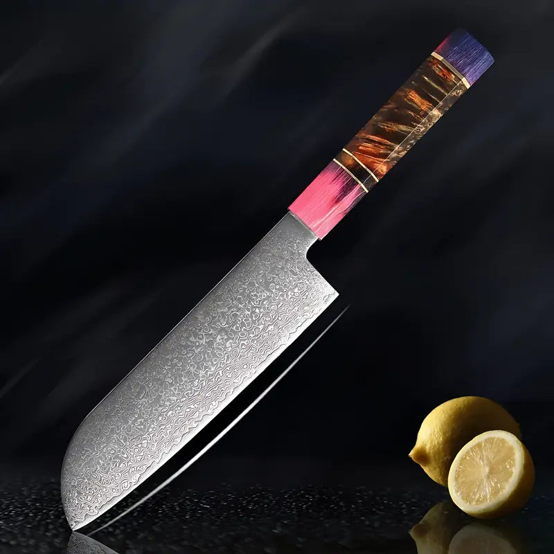 Couteau Santoku en acier damas 67 couches avec manche en bois stabilisé, posé sur fond noir avec citron.