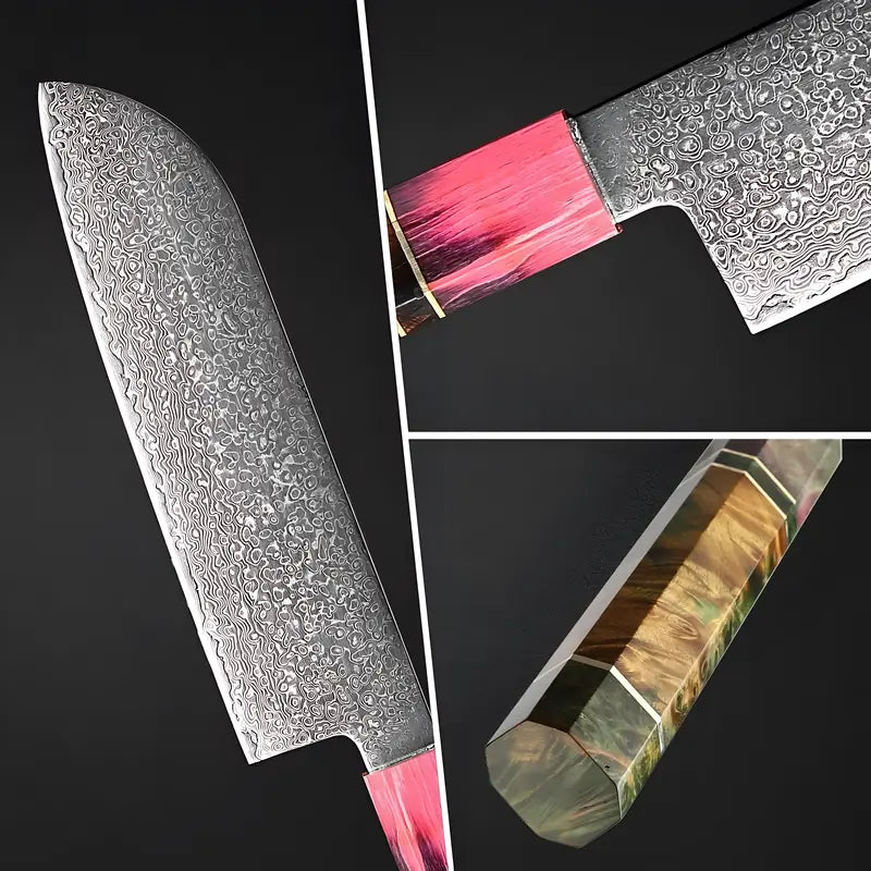 Gros plan sur la lame damassée et le manche en bois stabilisé à soie encastrée du couteau Santoku.