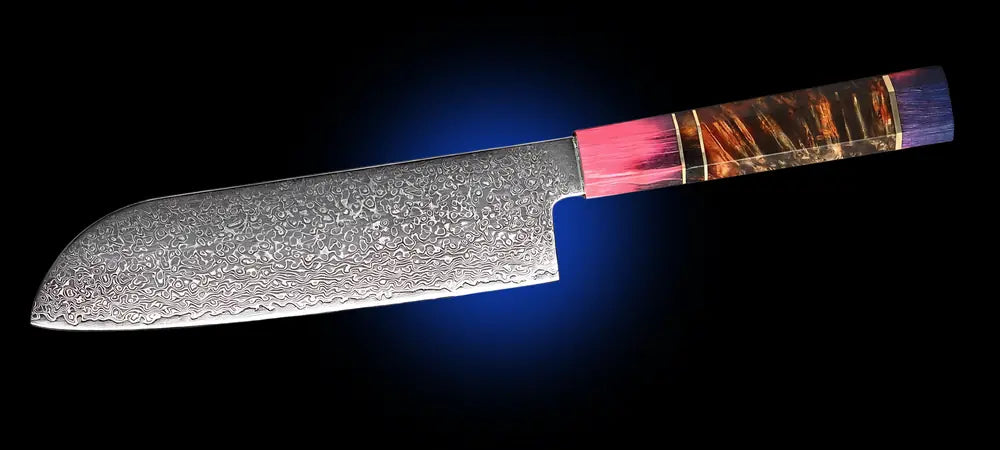 Couteau Santoku Japonais Damas avec un manche en bois stabilisé multicolore.