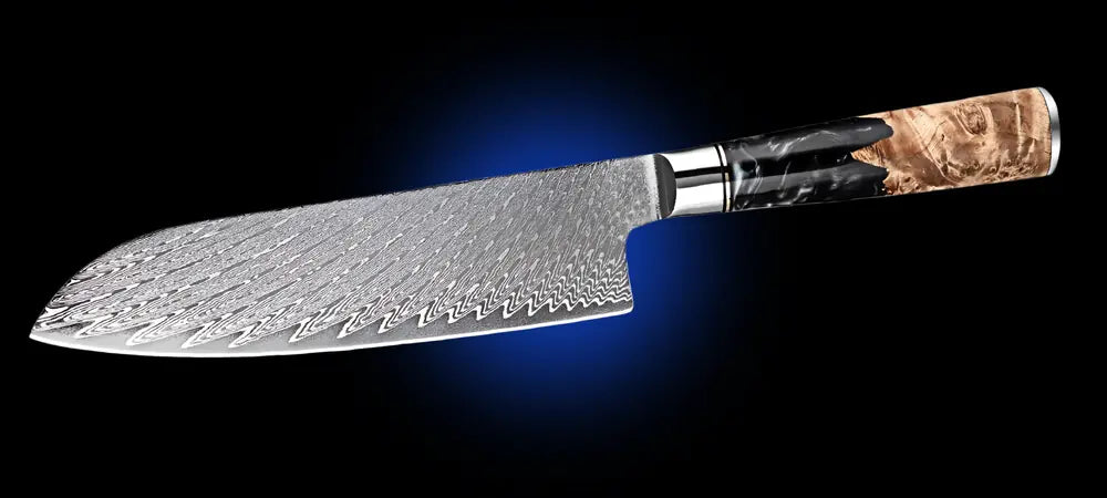 Lame du Bushido en action un couteau Santoku damassé qui allie tranchant extrême et élégance artisanale.